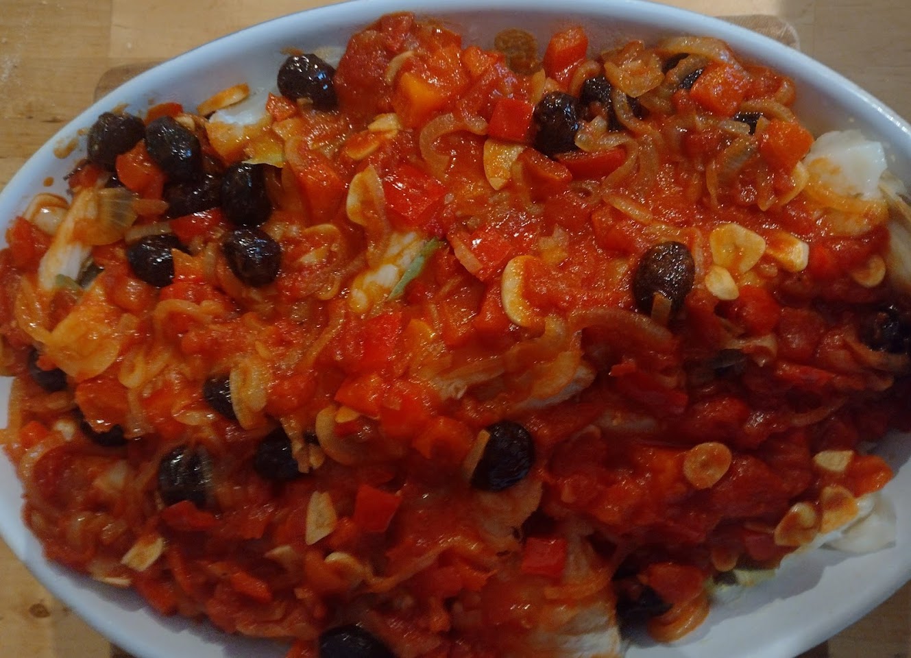 Bacalhau in Tomatensauce mit schwarzen Oliven - Jewilicious.